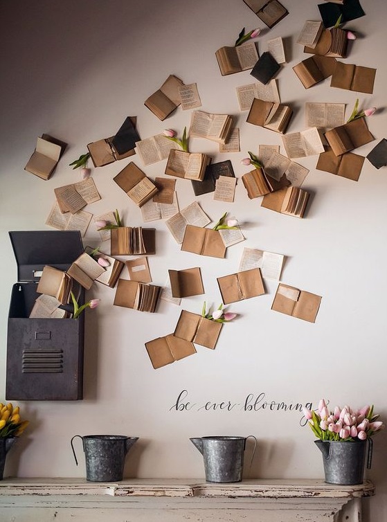 decoracion con libros y cartas para pared