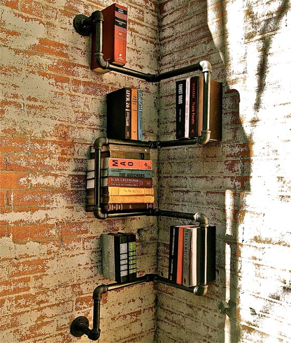 Librero elaborado con tubos