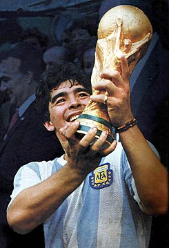 Maradona alzando la copa del mundo