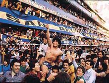 Maradona con una multitud