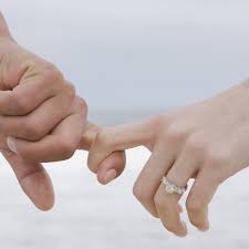 dos manos sujetadas por un dedo