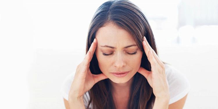 mujer meditando como consejos de primeros auxilios