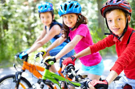 niños montando bicicleta