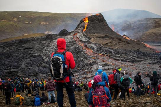 Turistas cerca de la zona de erupción del volcán Fagradalsfjall (foto de Reuters)