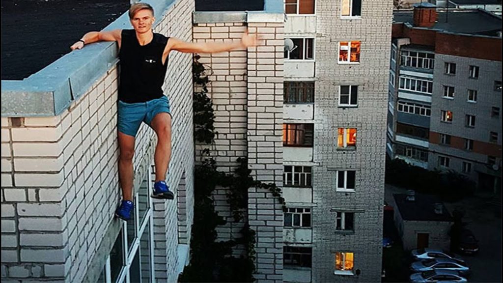 chico suspendido en el techo de un edificio