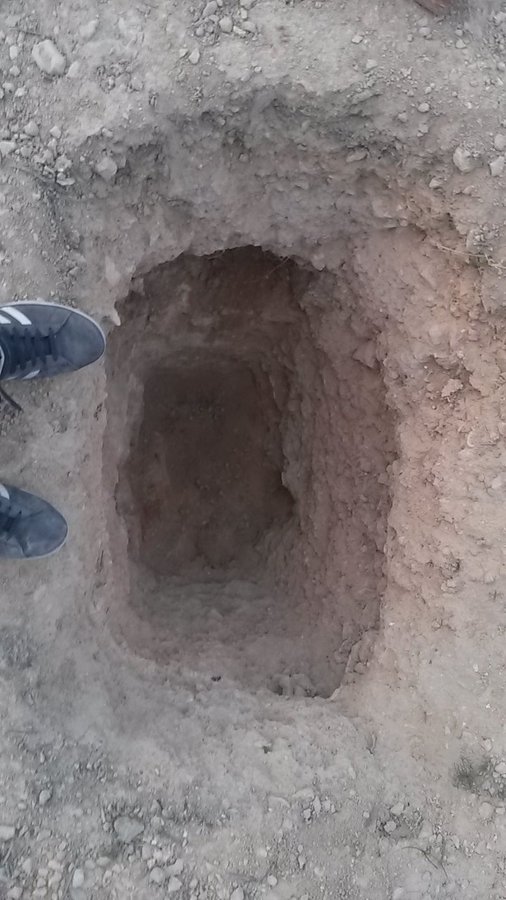 joven empezo a cavar su propia cueva