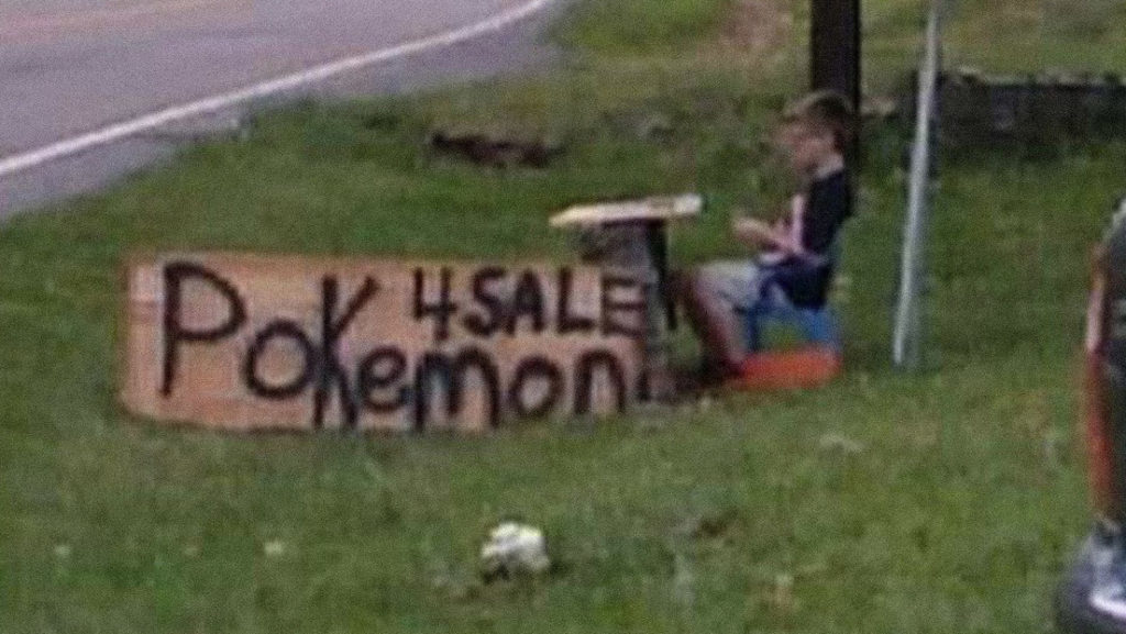niño vende sus cartas de pokemon