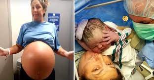 Mama se asombra del nacimiento de su bebe